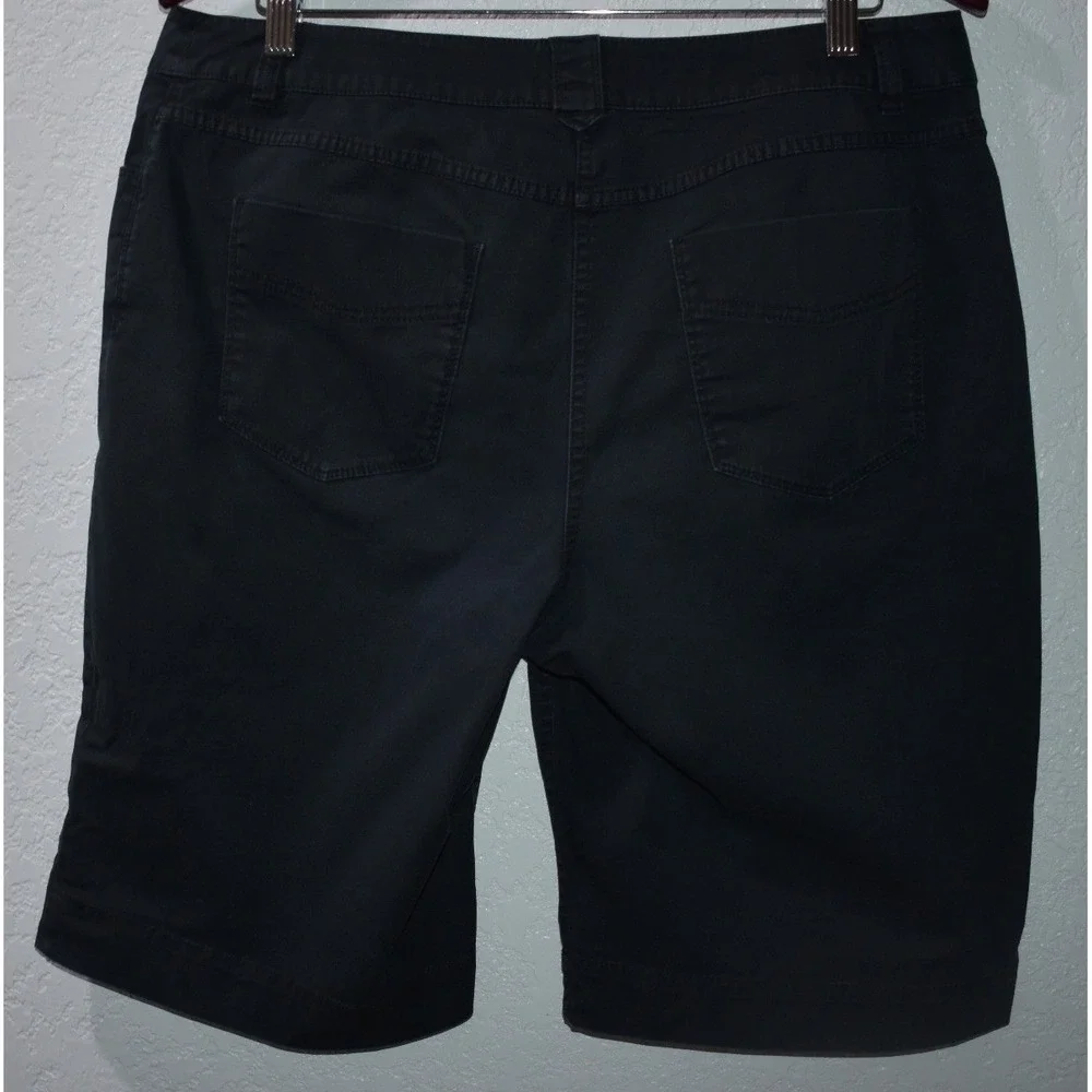 Chicos Black Bermuda Shorts Womens Size‎ 2 Short Cotton Stretch 5 Pocket Twill